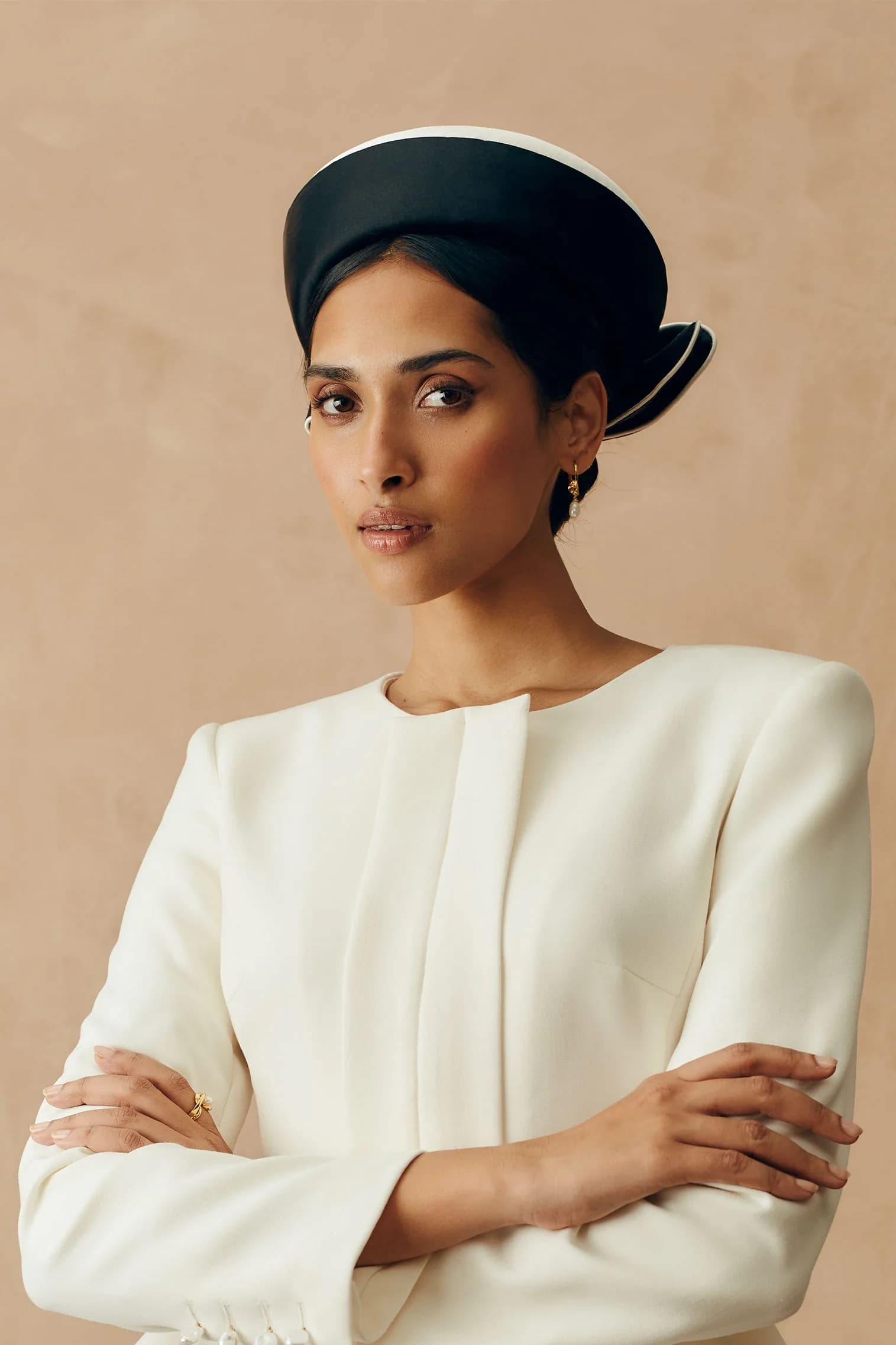 Taurus Black and White Pillbox